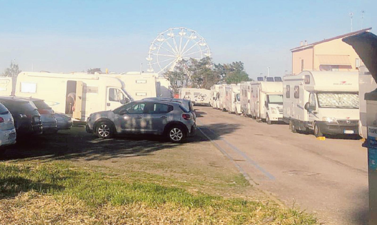 Il parcheggio dell&rsquo;arena sotto scacco dai camper