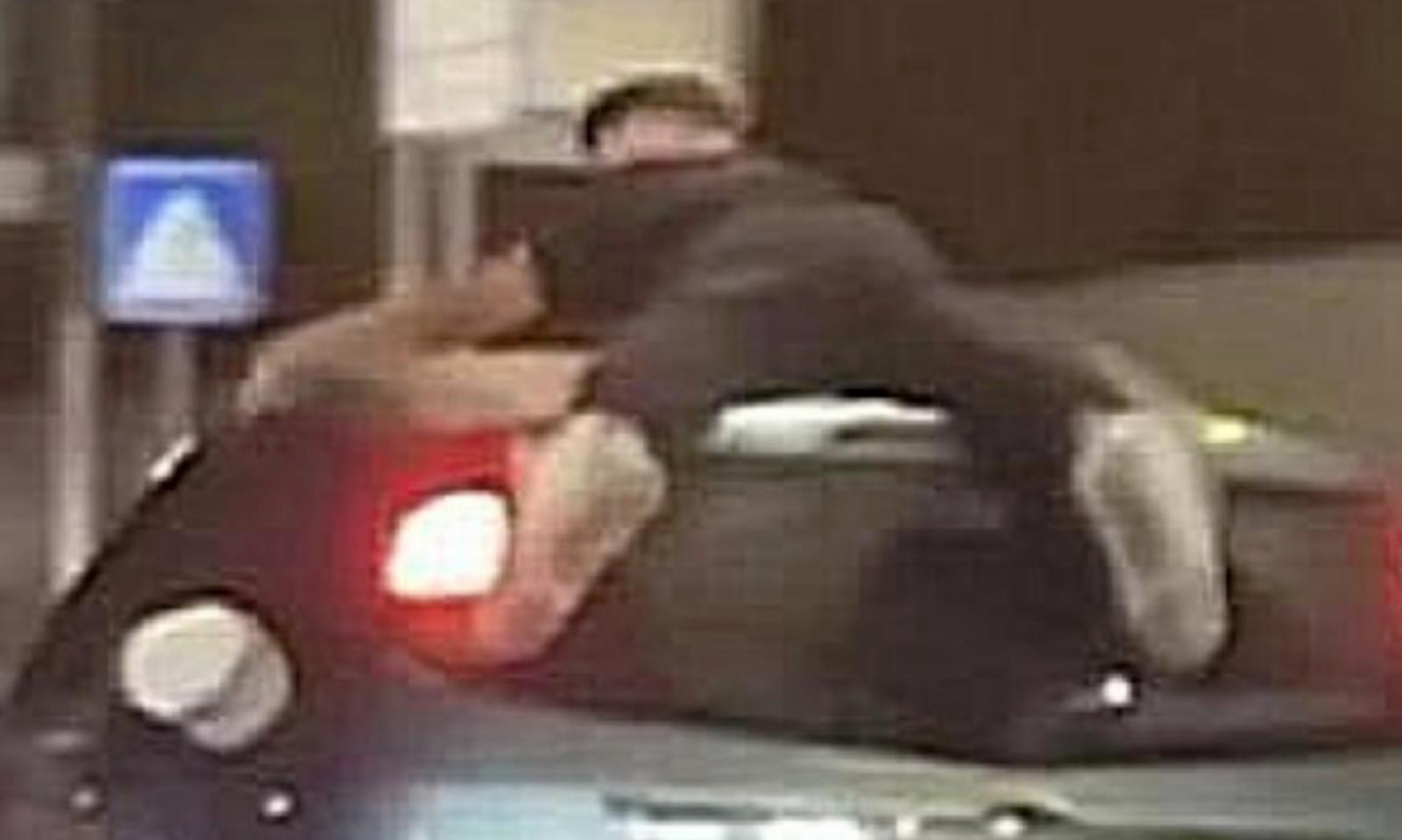 Filma video sul tettuccio dell&rsquo;auto, denunciato