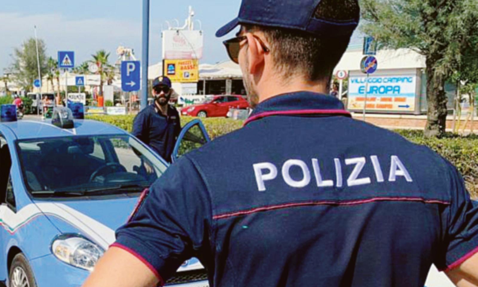 In stato confusionale, semina il panico e poi aggredisce i poliziotti