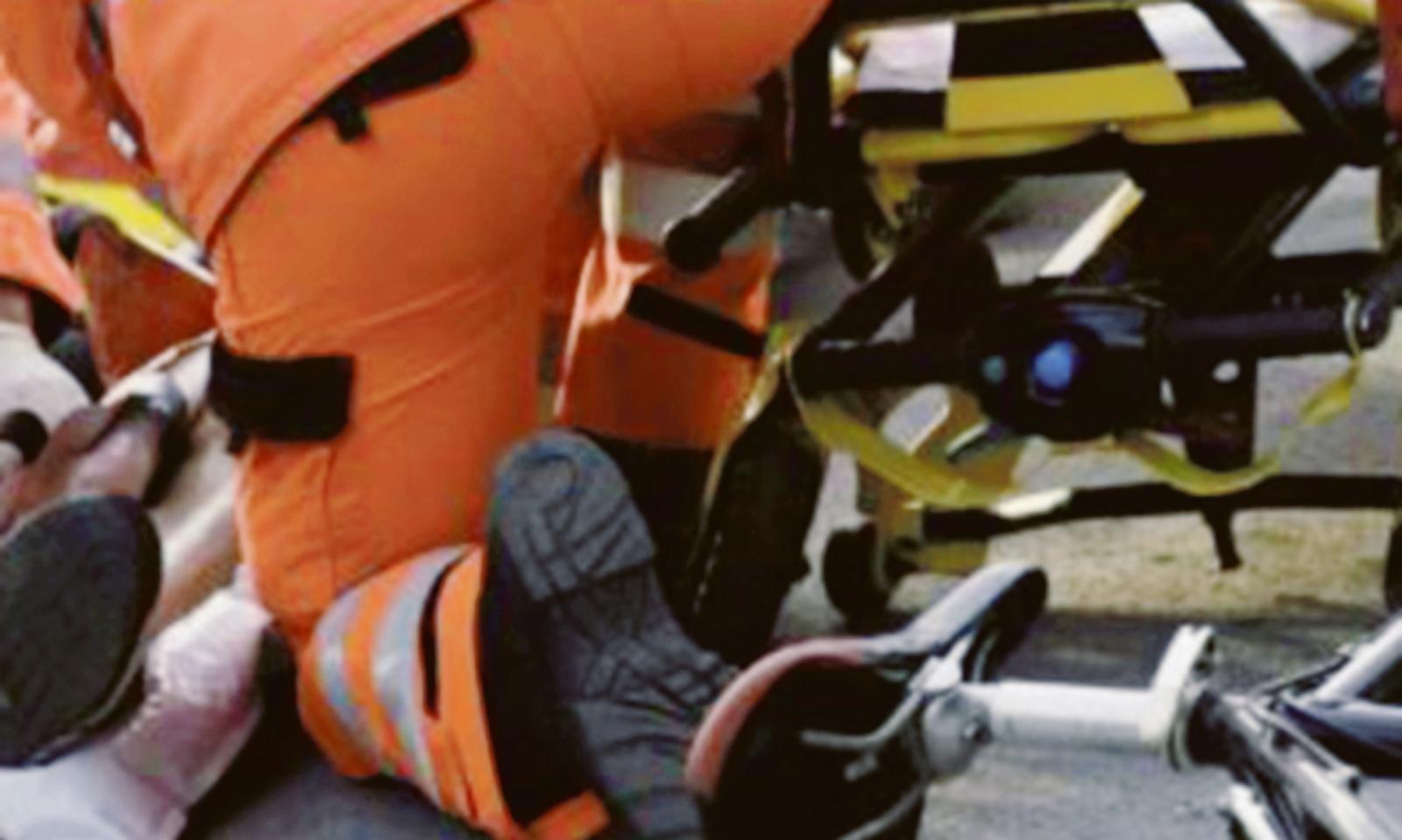 Anziana travolta da bici elettrica e operata, sfiorata la tragedia