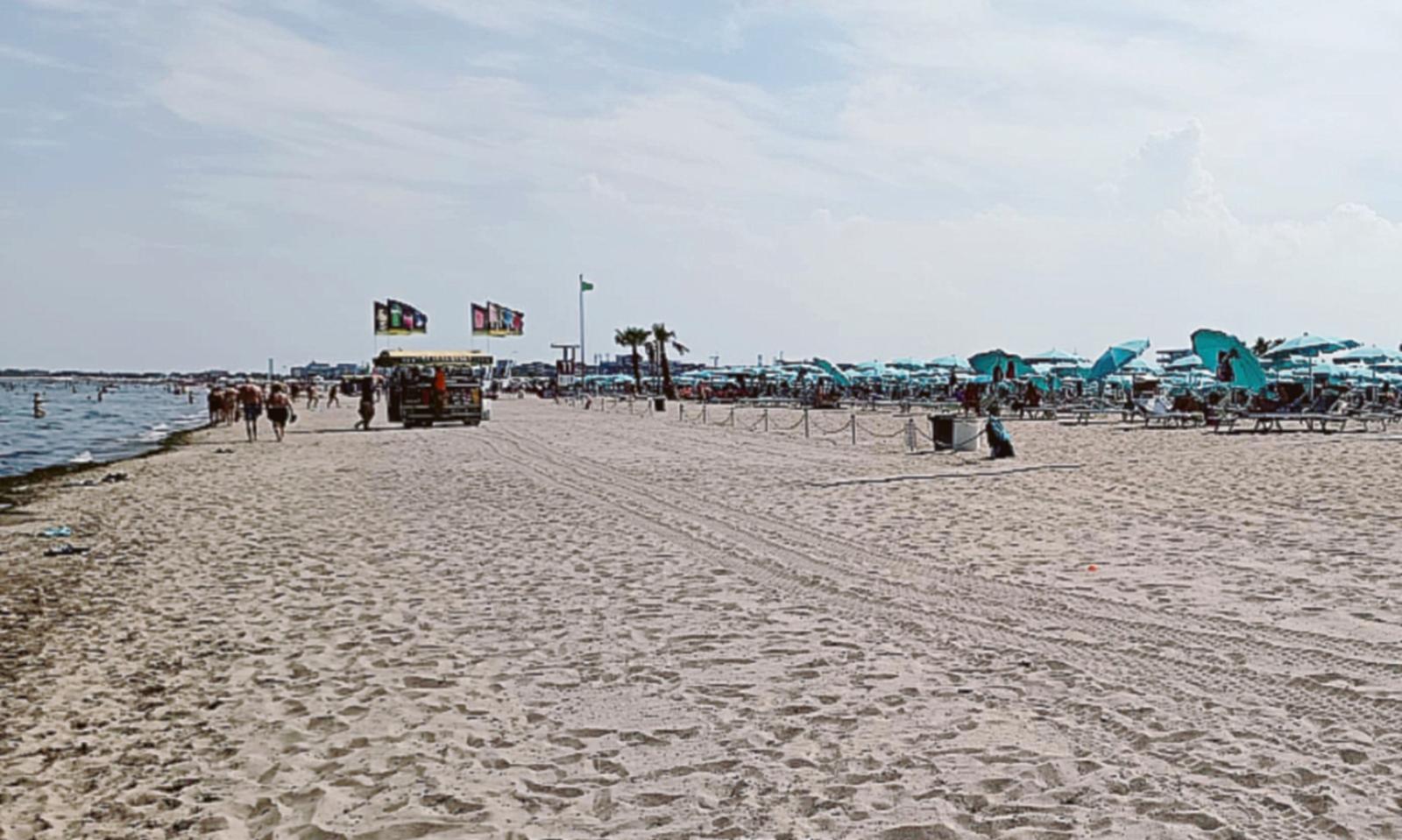 Bagnanti in riva al mare, &egrave; caos