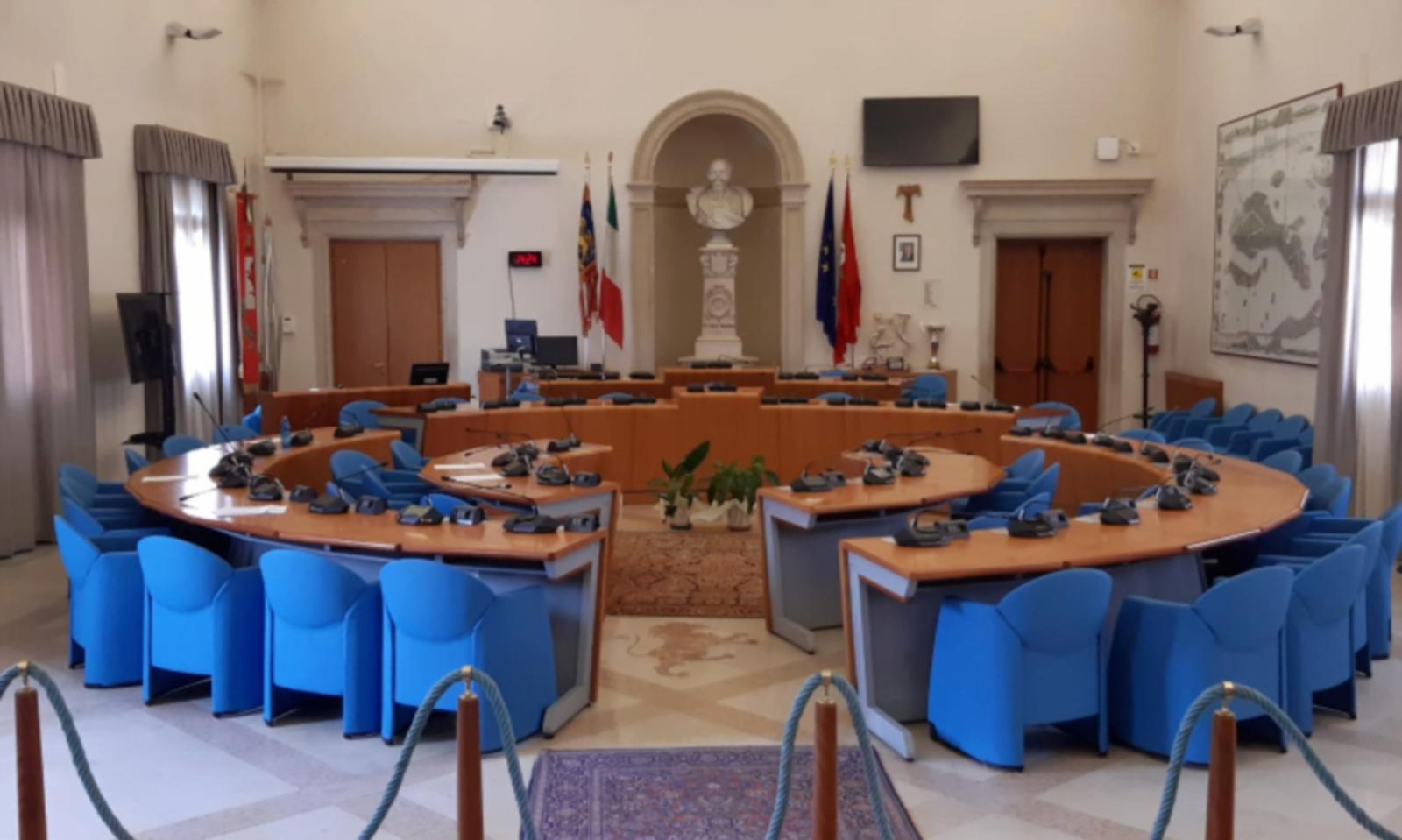 Il bilancio accende il dibattito. Il Pd: &ldquo;passi indietro in qualit&agrave; di vita&rdquo;