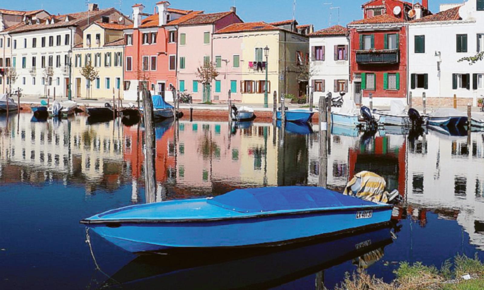 Cade dal barchino, che continua a girare impazzito