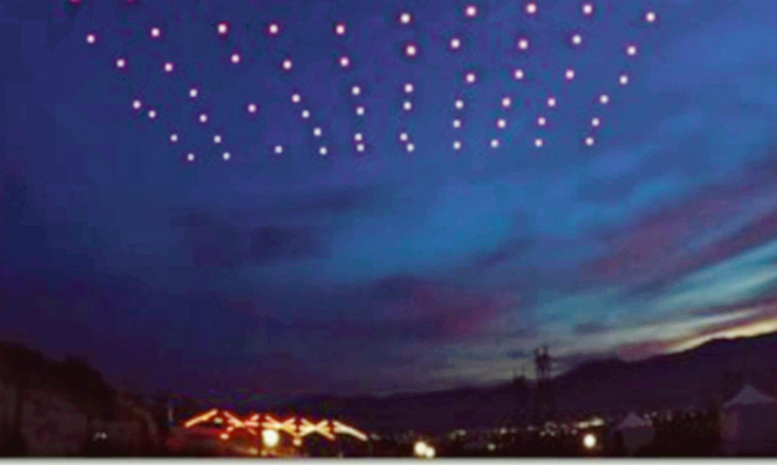 Trecento droni sopra alla citt&agrave;