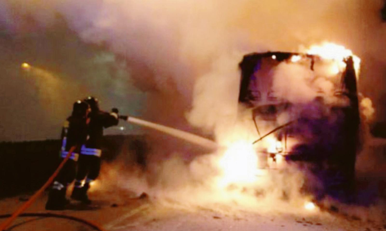 Paura per un furgone andato a fuoco