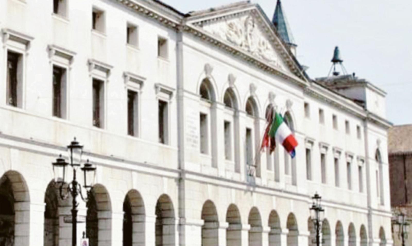 Bilanci in rosso, ma sempre meno