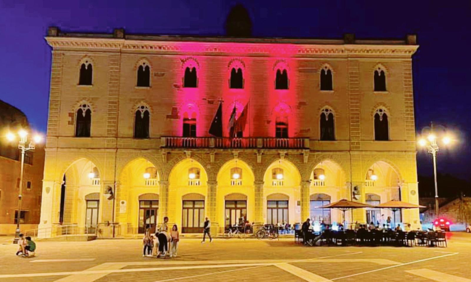 Cancro al seno, il Comune si tinge di rosa