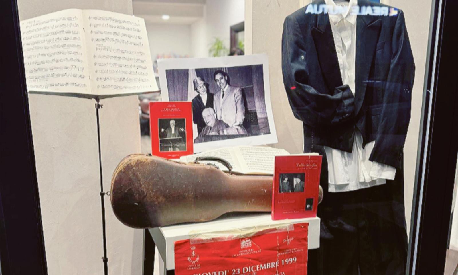 Le vetrine celebrano Serafin