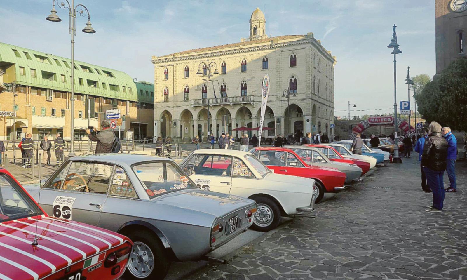 Il rombo delle Lancia Fulvia riempie la piazza