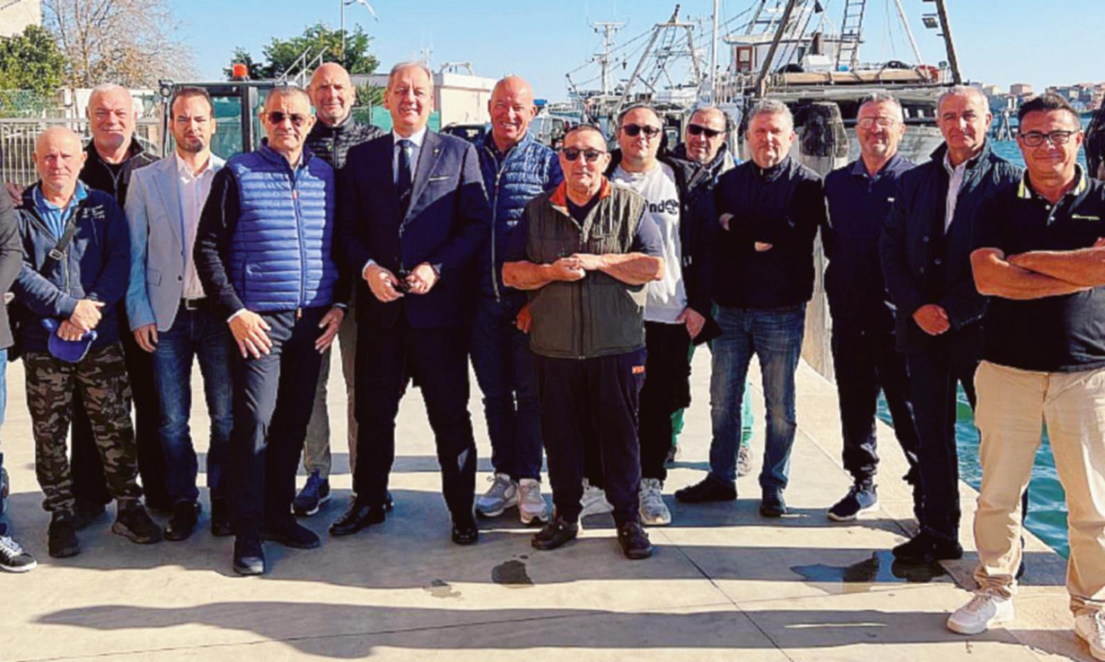 I pescatori davanti a La Pietra