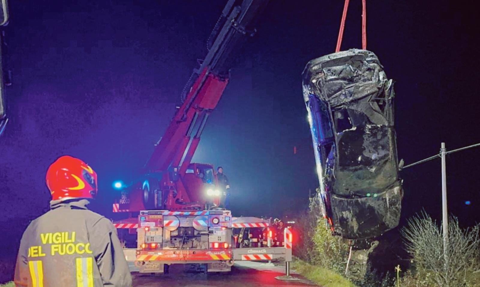Auto nel canale, due feriti gravi