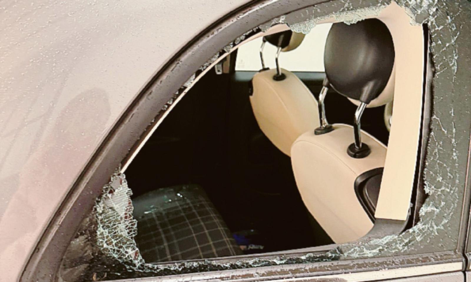 Sfondato il finestrino dell&rsquo;auto