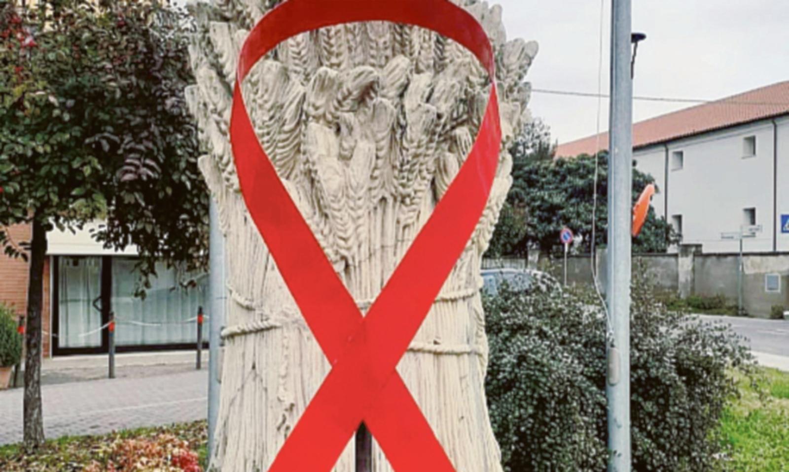 La piazza del Municipio illuminata di rosso contro la violenza sulle donne