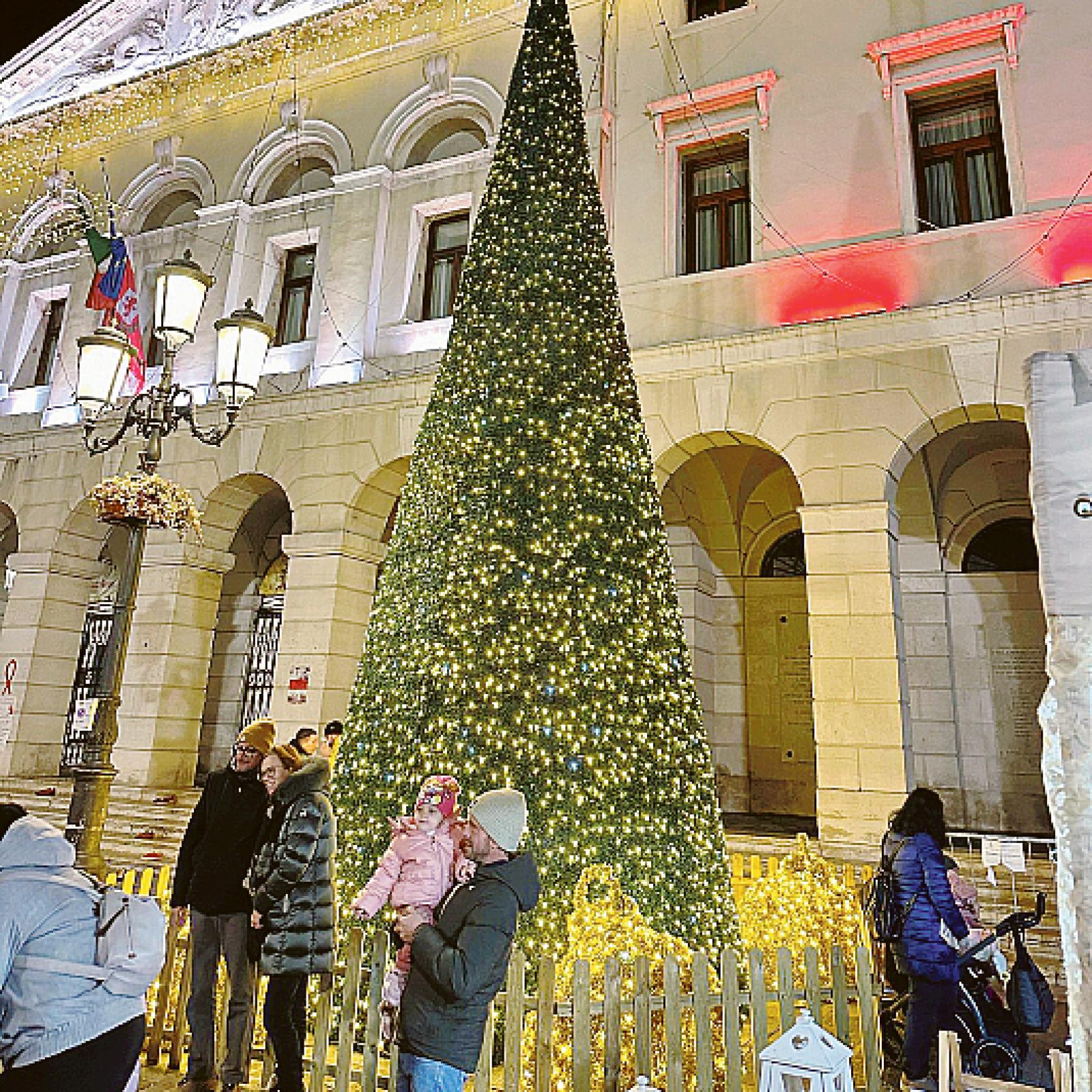 Si accende il Natale in centro citt&agrave;