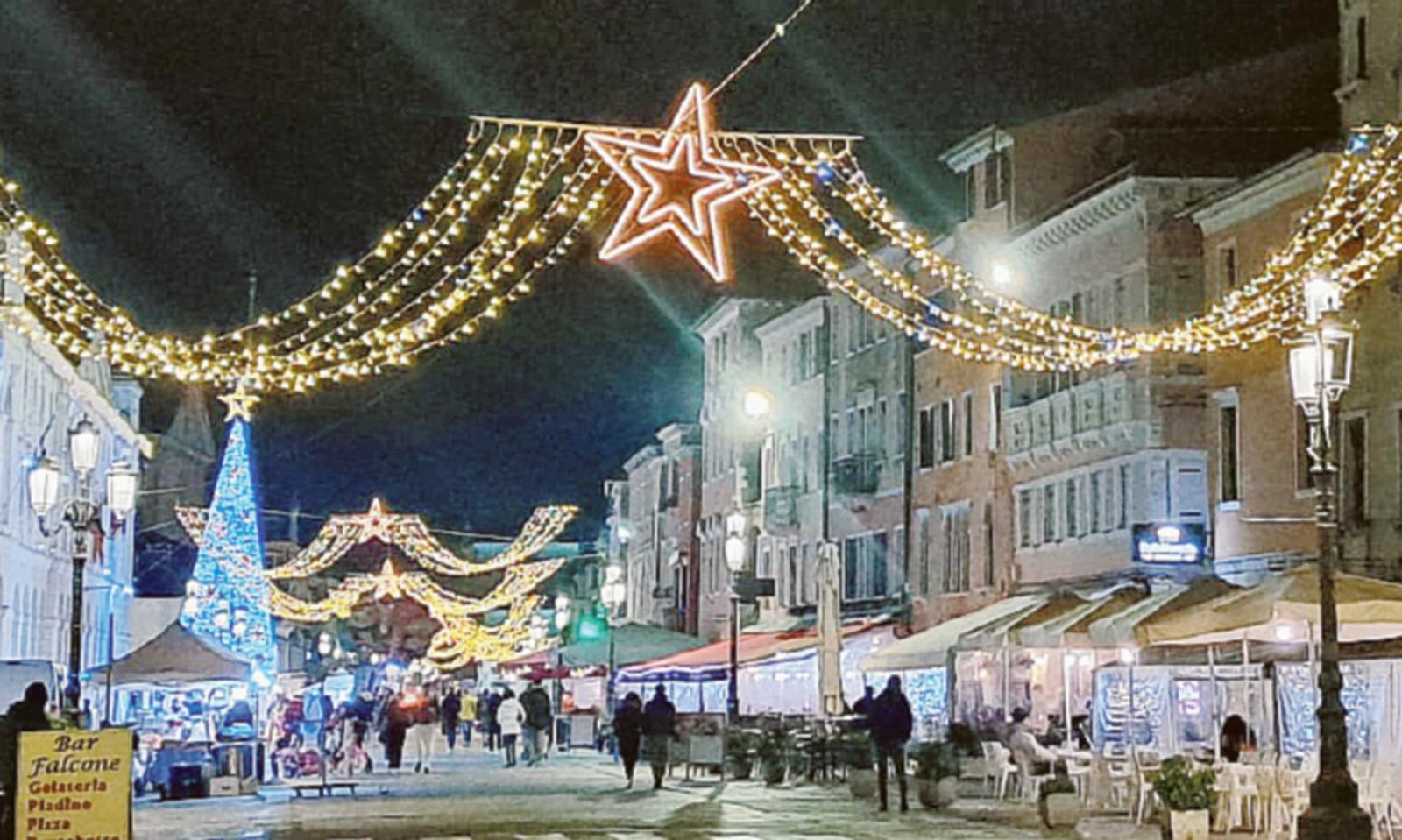 Luci di Natale, torna il mercatino