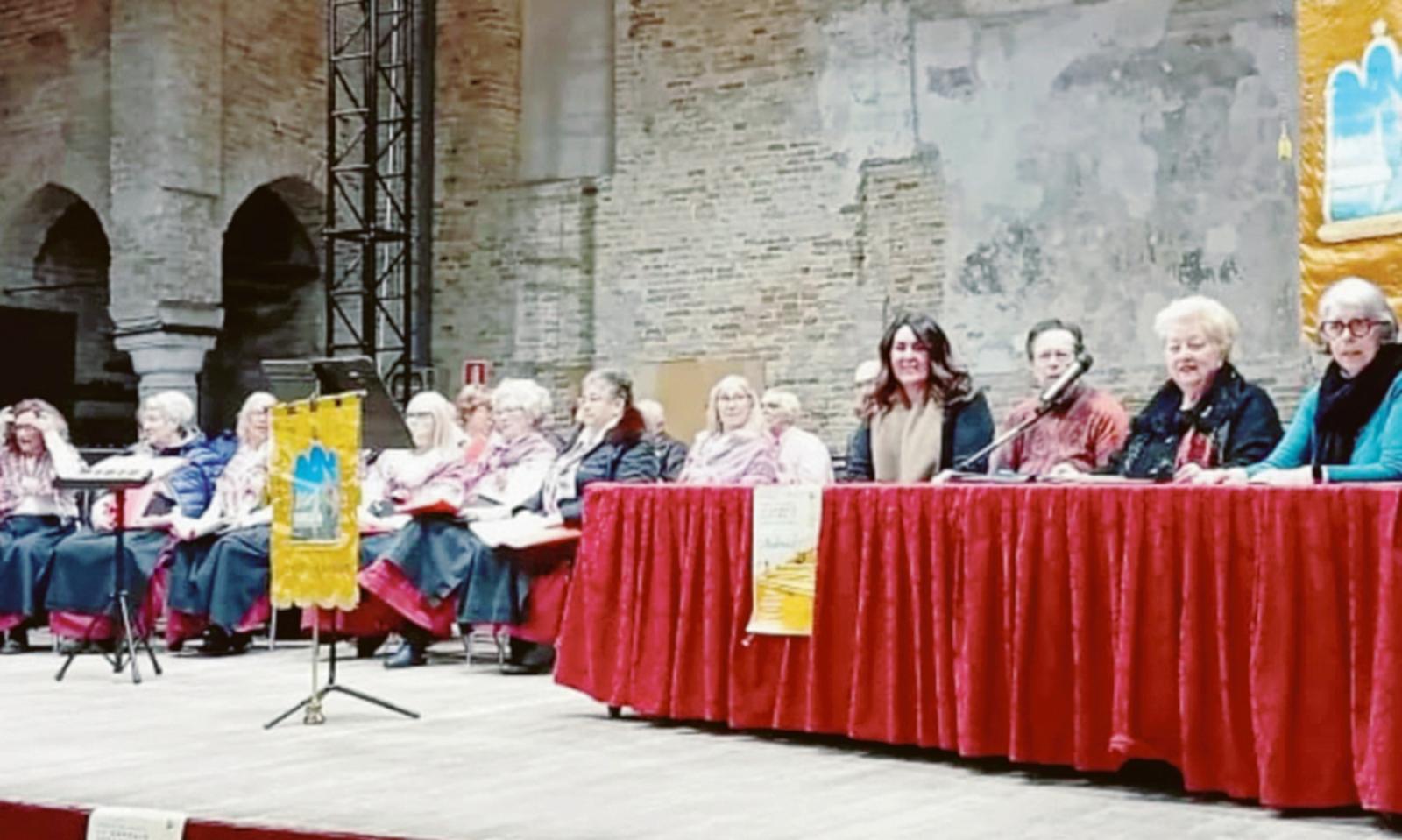 La poesia riempie la sala