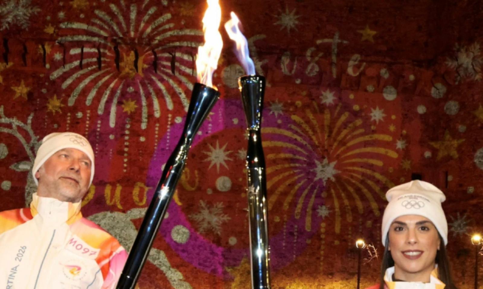 La fiamma olimpica in viaggio dallo stadio a campo Marconi