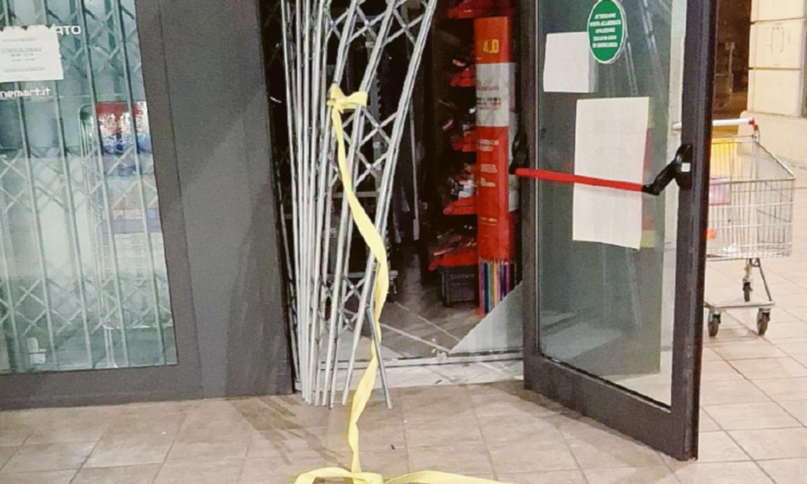 Inferriata divelta: ladri al negozio