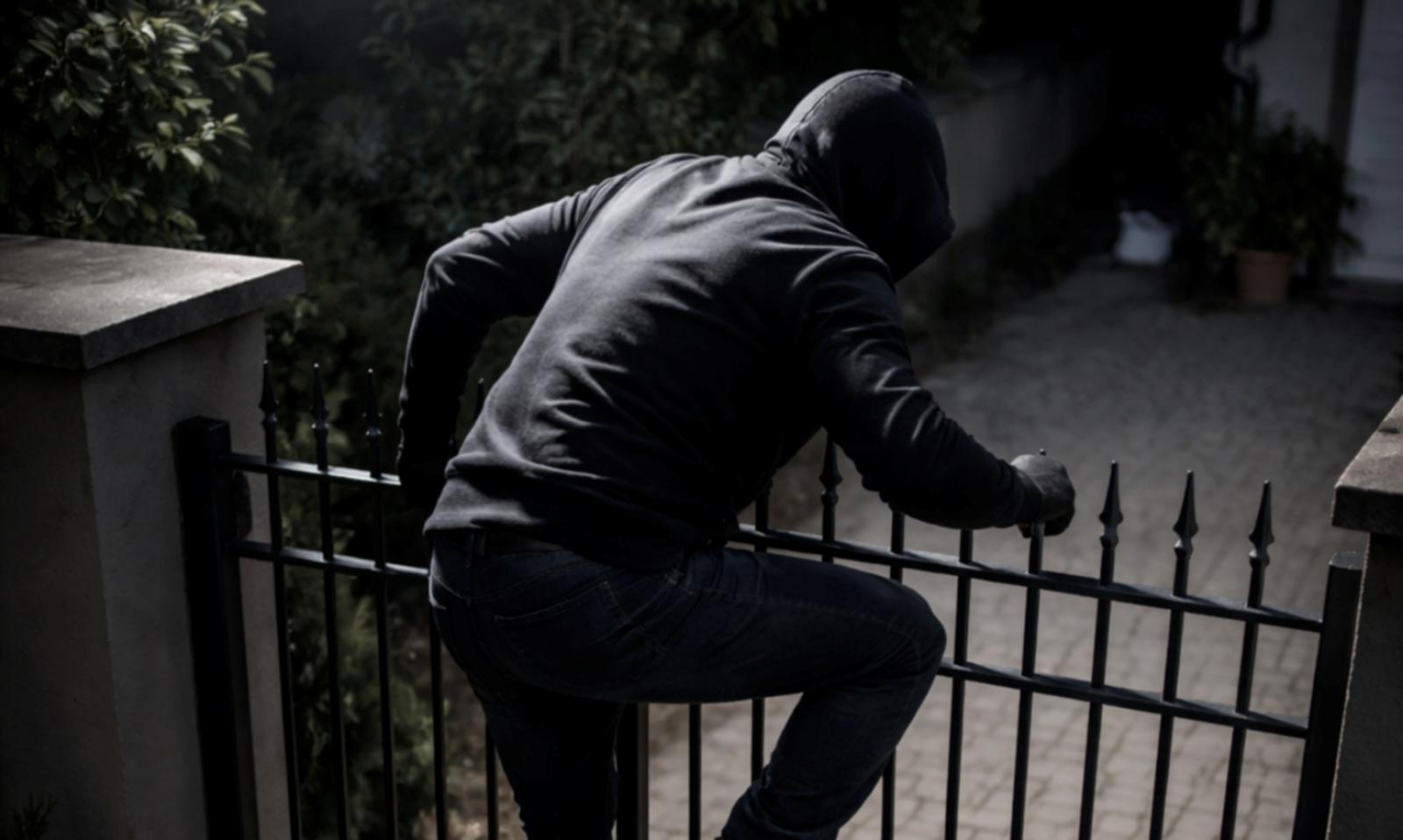 Nel cortile con attrezzi da scasso