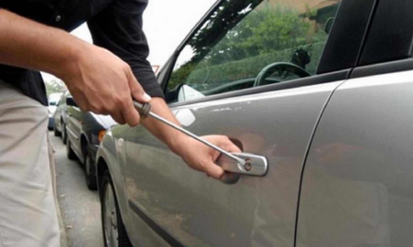 Danni e vandalismi, rubata anche un&rsquo;auto