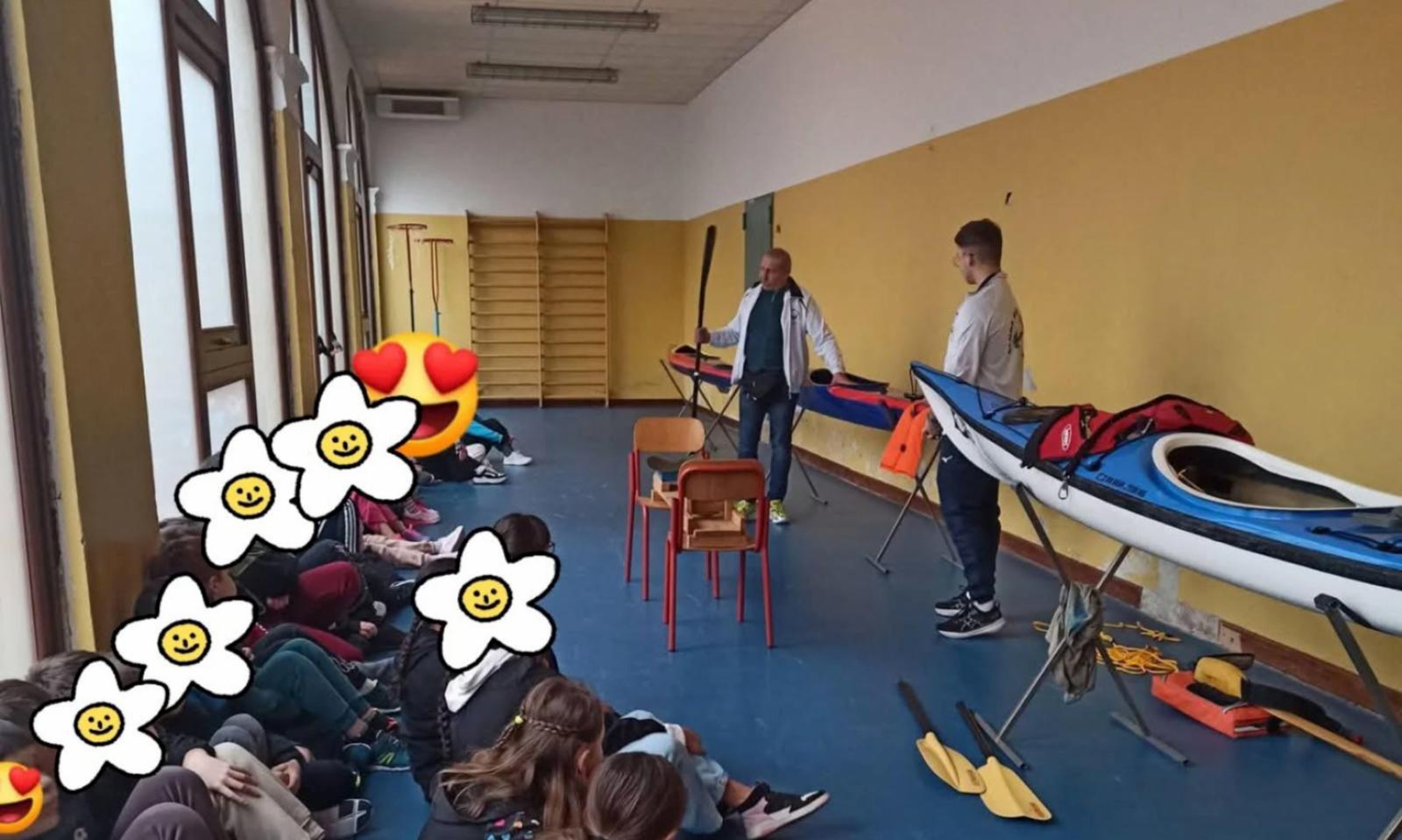 Il kayak approda in aula