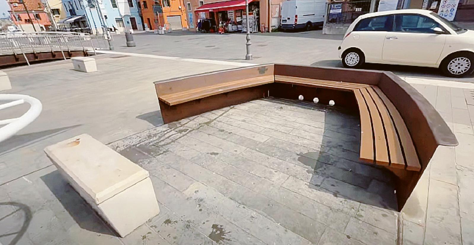 Messe a nuovo, gi&agrave; sporche: rovinate le nuove panchine