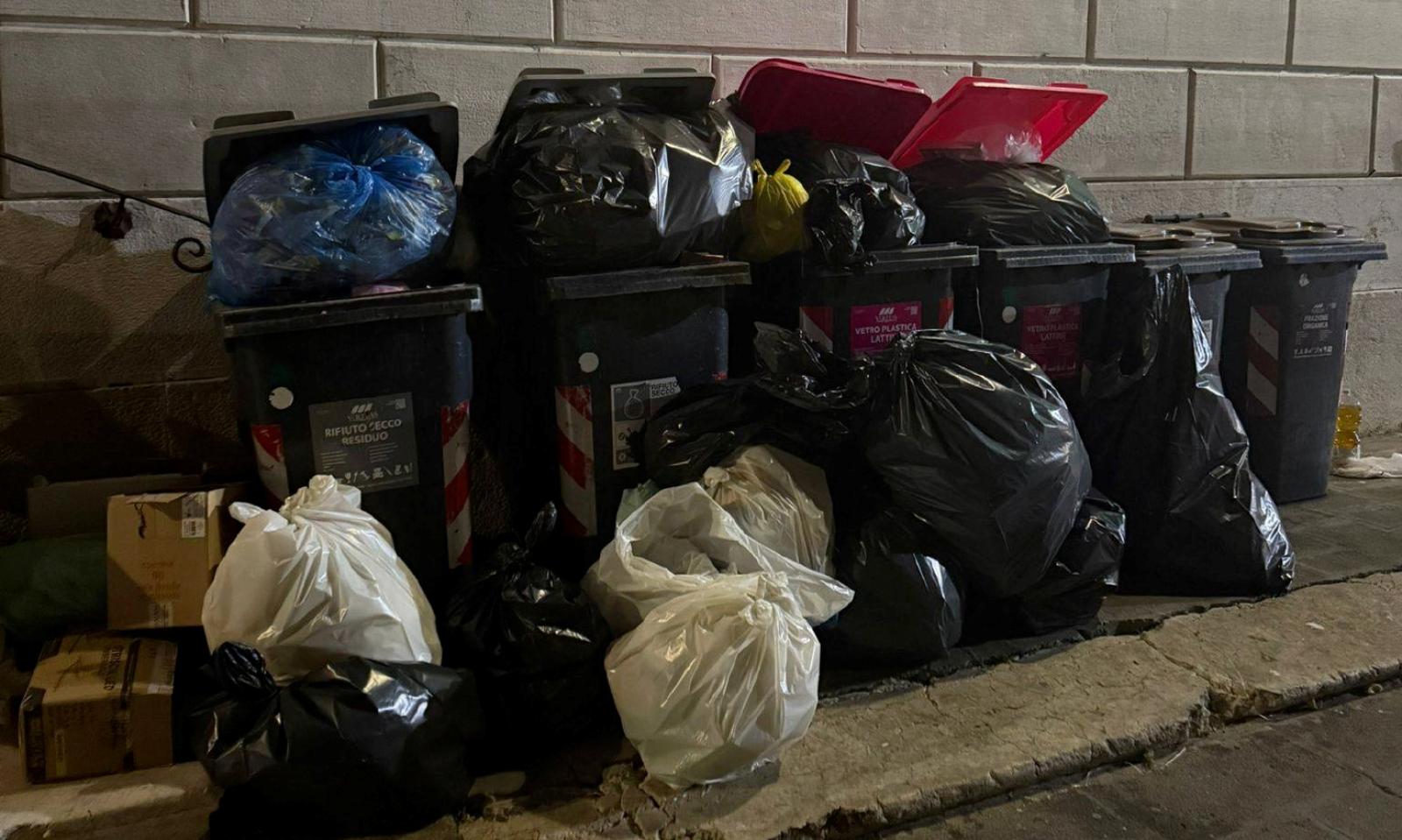 Mancato ritiro dei rifiuti: in centro scoppia la protesta