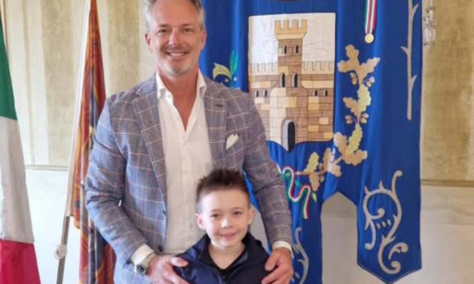 A 8 anni va a conoscere il sindaco