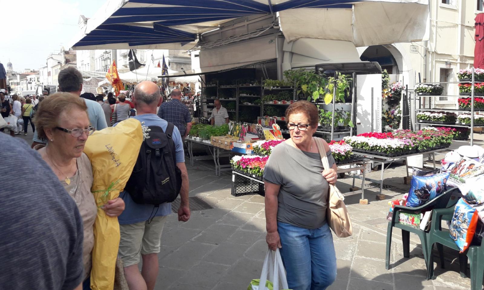 Niente pi&ugrave; merce usata al mercato