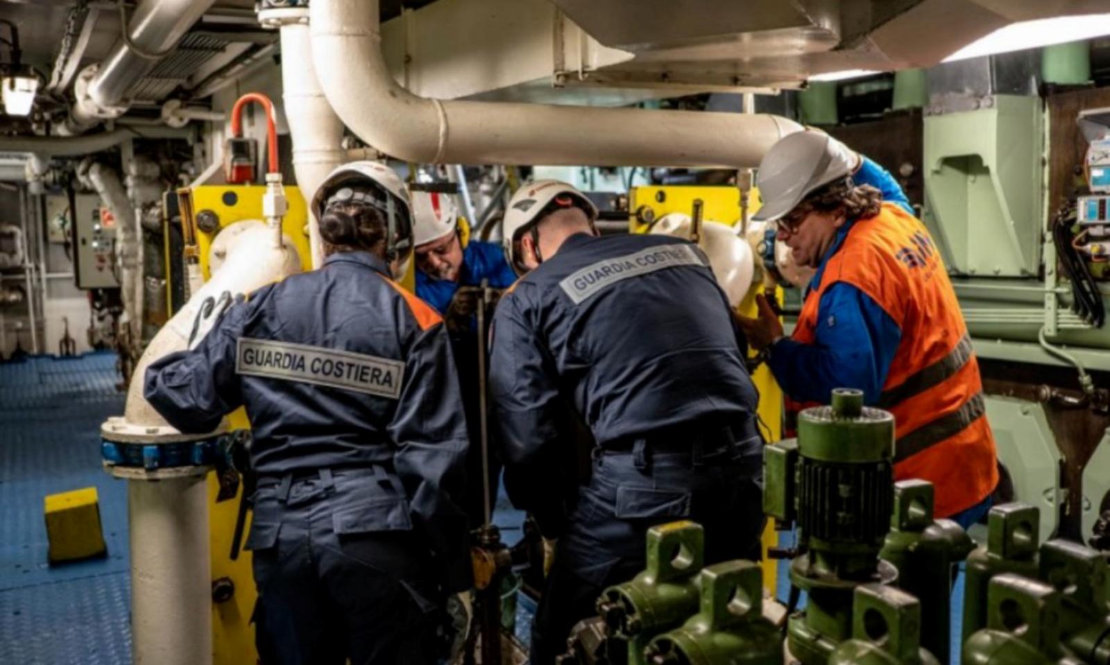 Gravi carenze nella sicurezza: fermata una nave