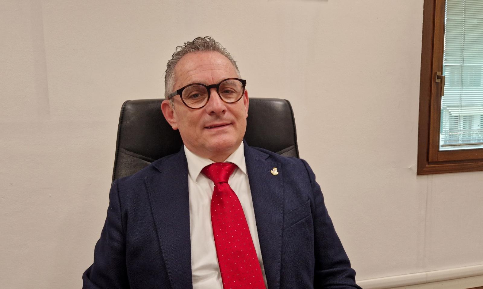 Fuori dalla mensa i bimbi morosi