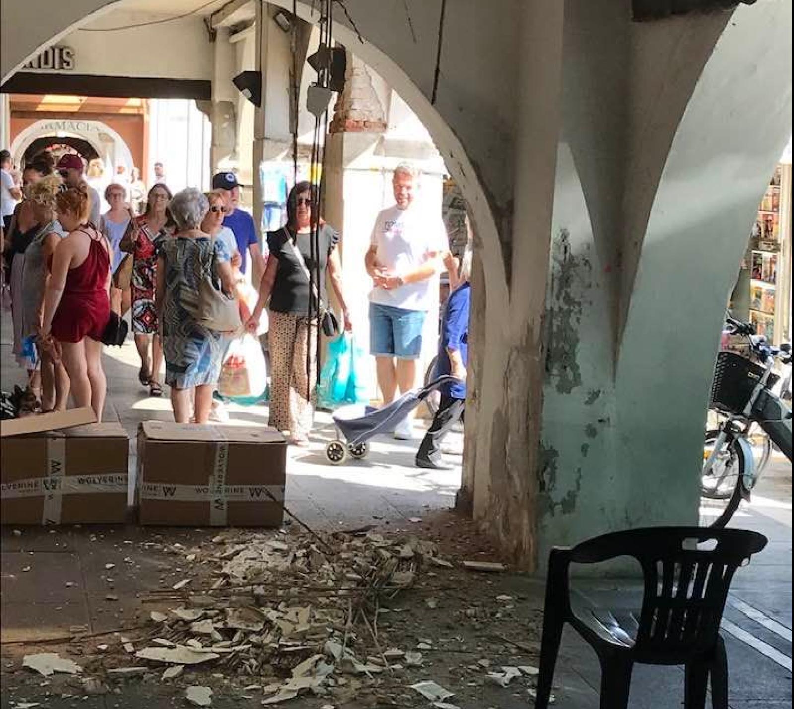 Intonaco cade sotto i portici, paura in centro