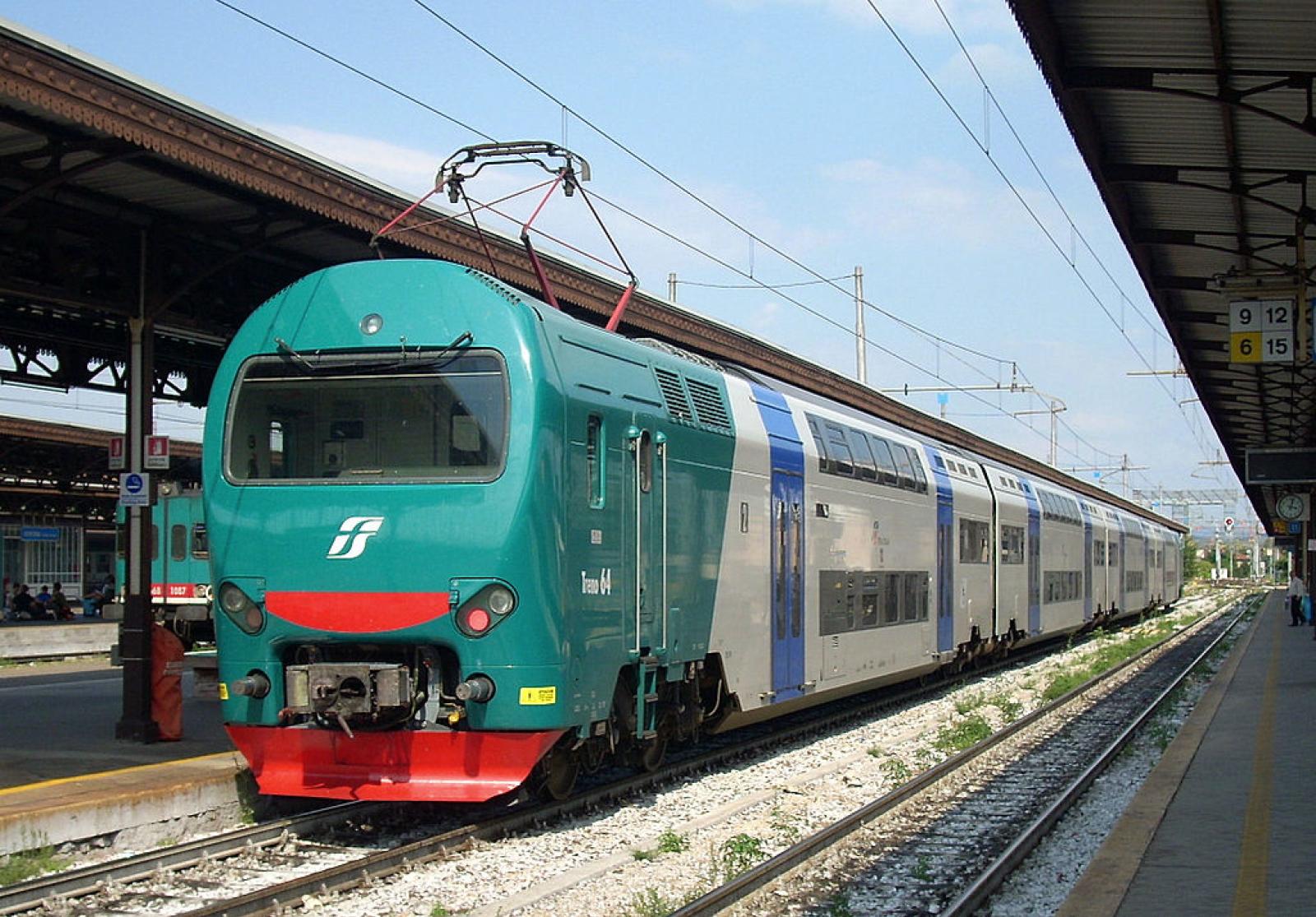 Rischiano la vita per il selfie col treno: "Visto su Tik Tok"