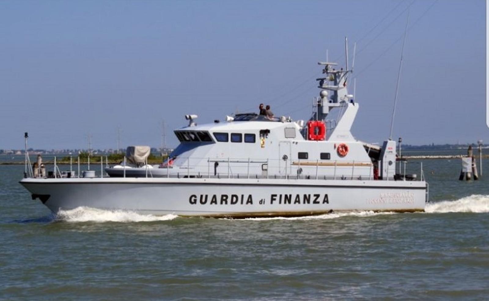 Motoscafo imbarca acqua, arriva la Guardia di finanza