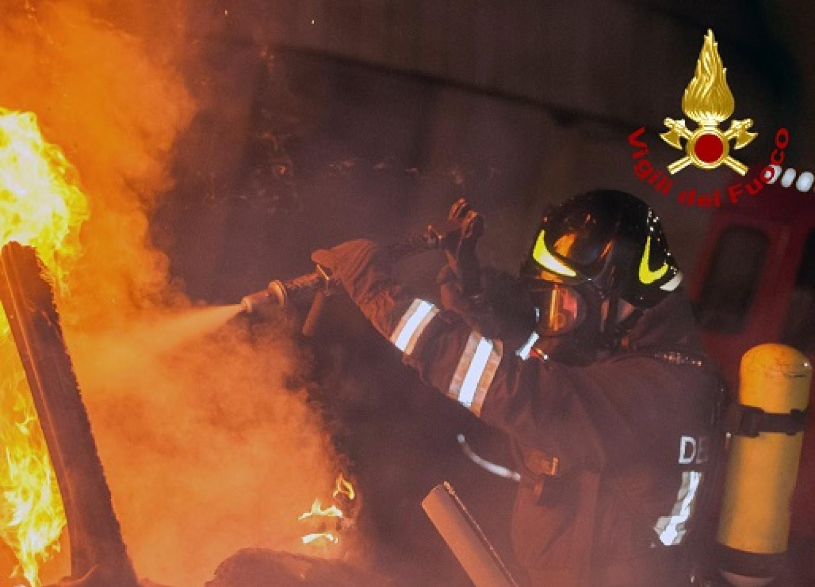 Pompieri salvano il bar dalla distruzione