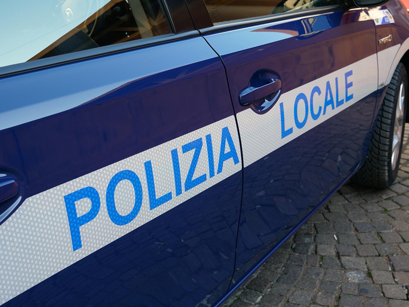 Microcamera, auricolare nascosto e due telefoni: smascherato a Mestre durante l&rsquo;esame di guida