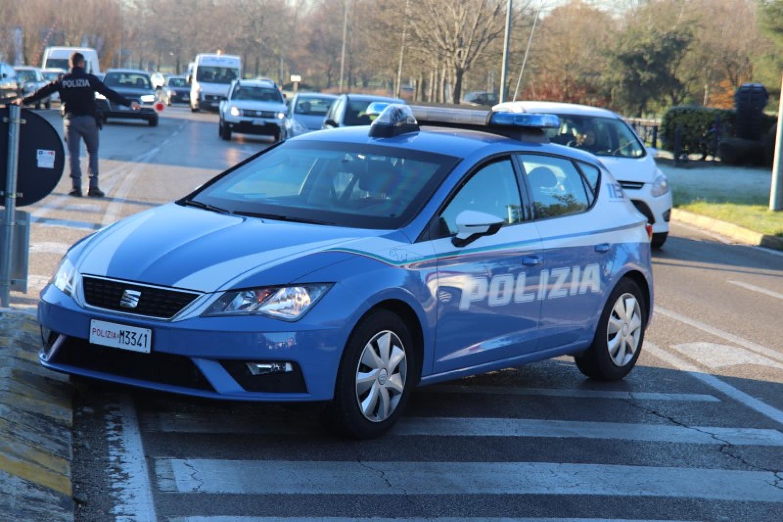 Estrae un cacciavite durante una lite, panico nel bus