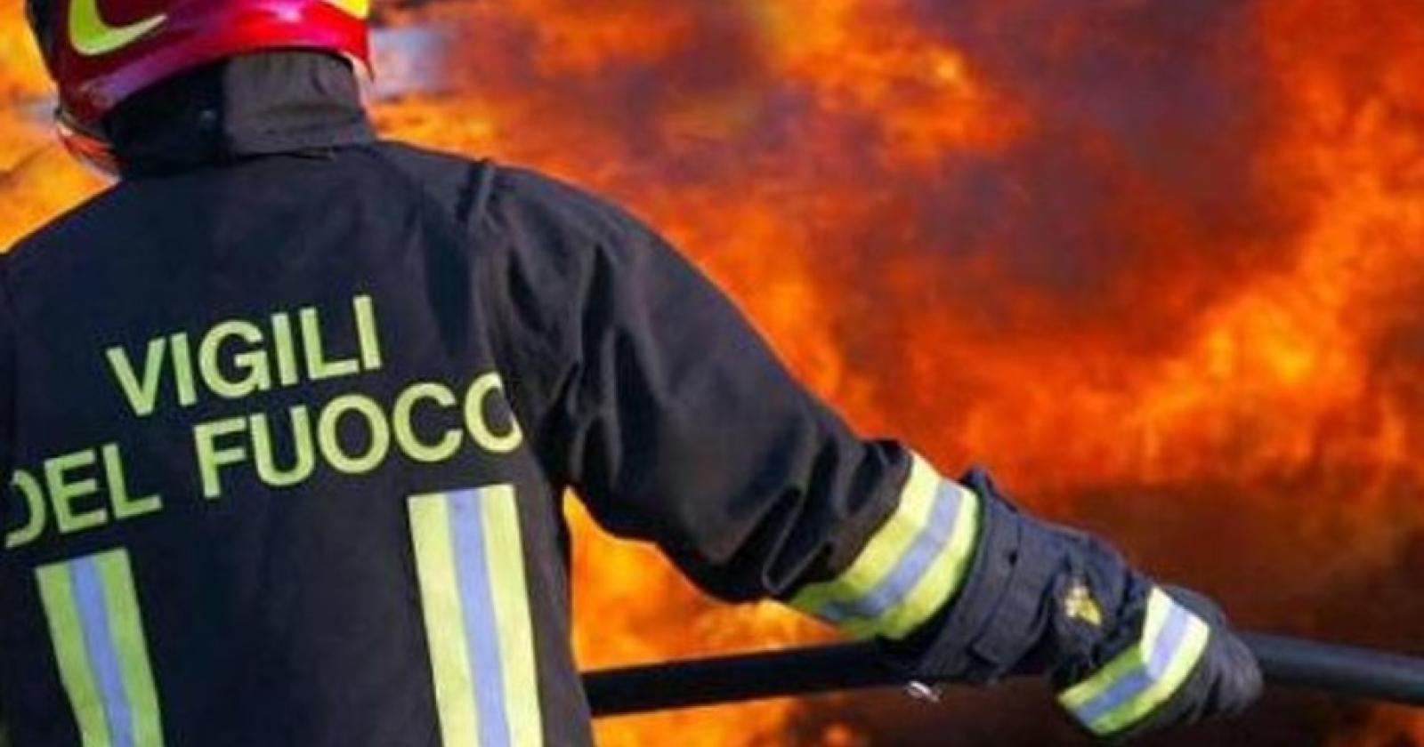 Paura nella notte per un incendio di balle di fieno