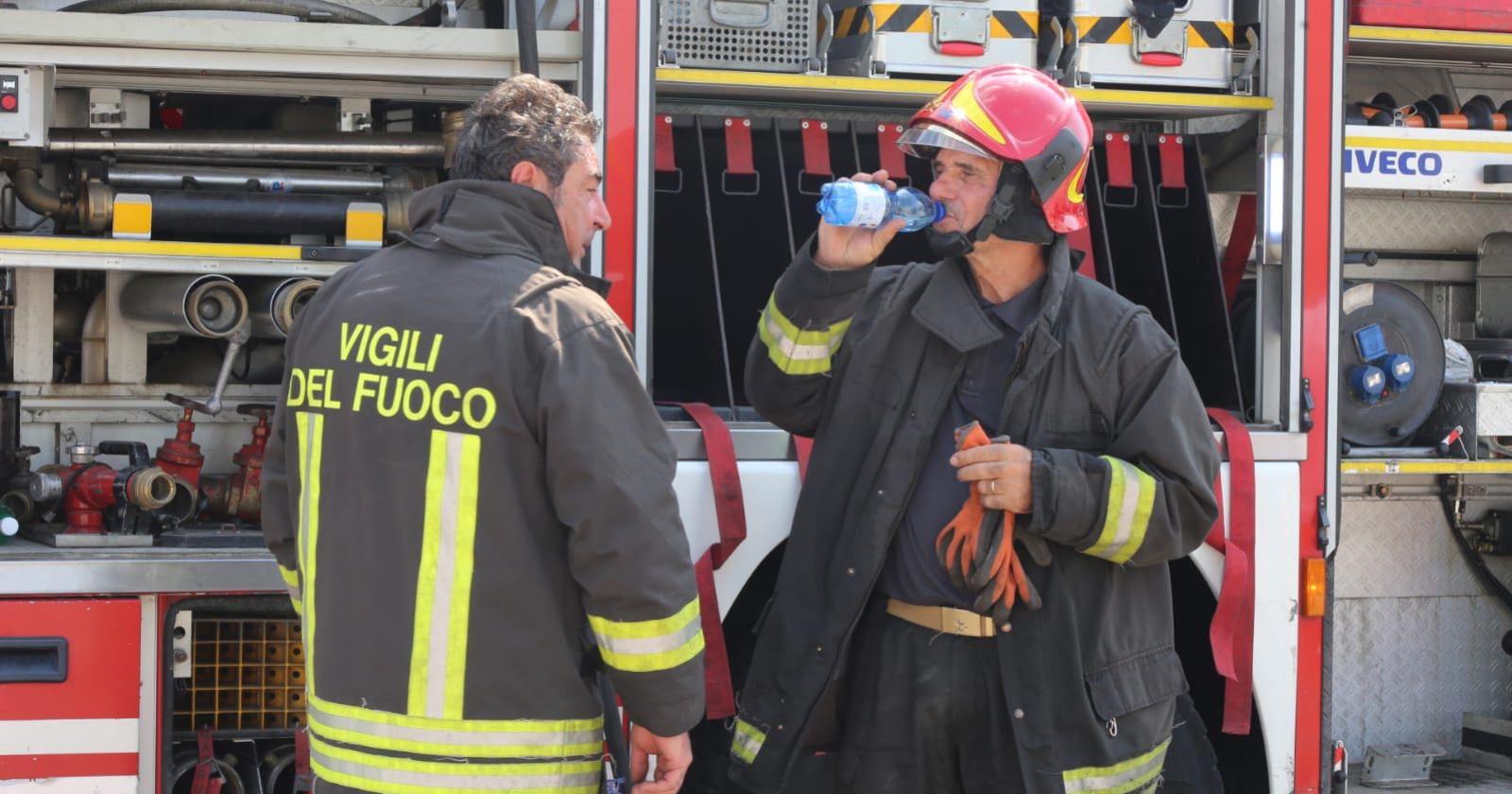 Uomo rimane carbonizzato nel camper a fuoco