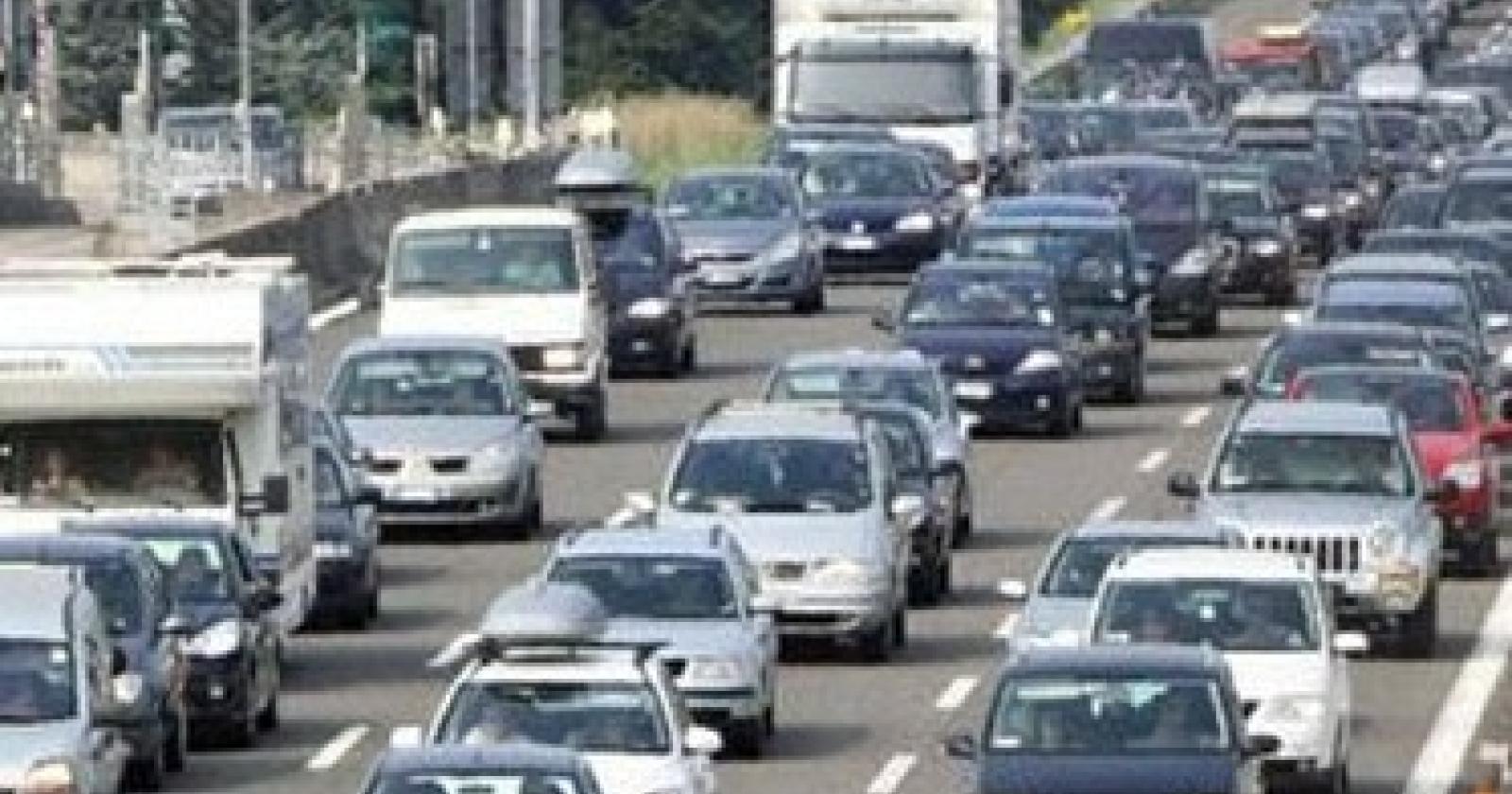A13: camion si rovescia all'altezza di Boara. Un ferito e code