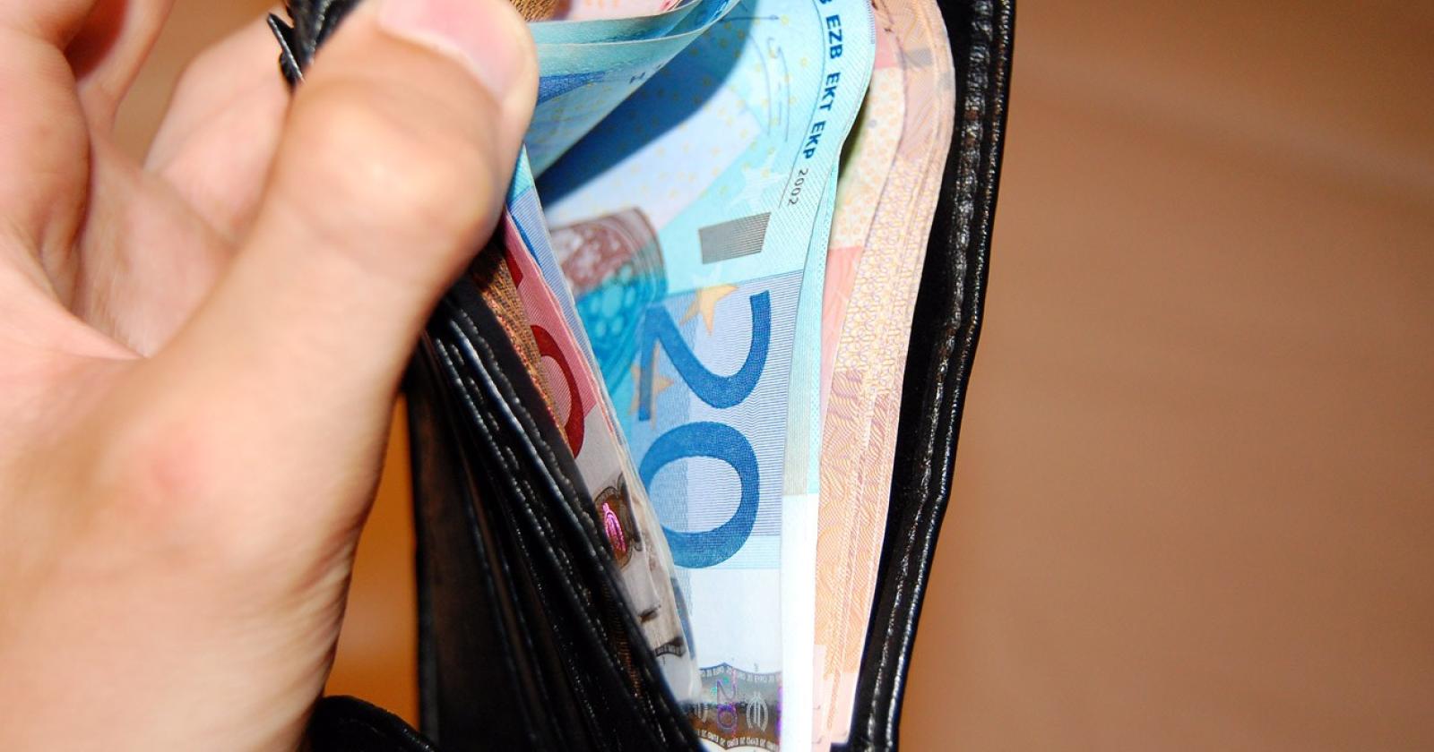 15enne trova e consegna alla polizia un portafoglio con 2mila euro dentro