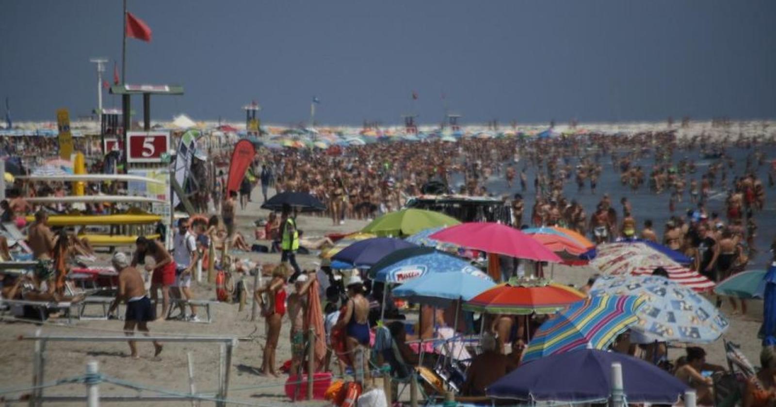 Ombrelloni selvaggi, è emergenza