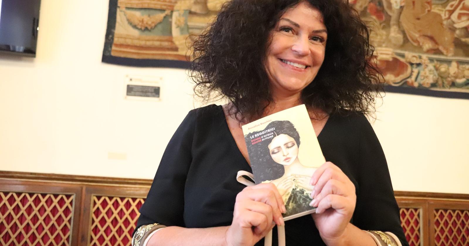 Le Reggitrici di Annalisa Boschini inaugurano l’Aperitivo letterario