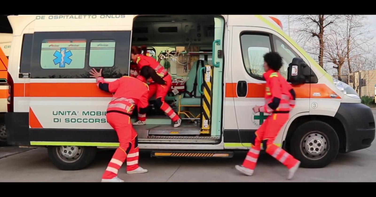 Sfonda il cantiere con l'auto, ferito un operaio