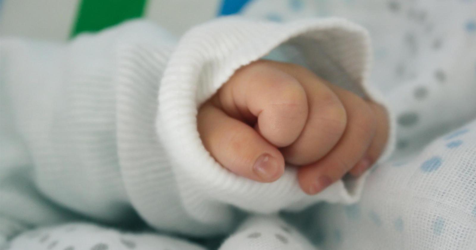 Getta la figlia dal balcone prima di buttarsi anche lui