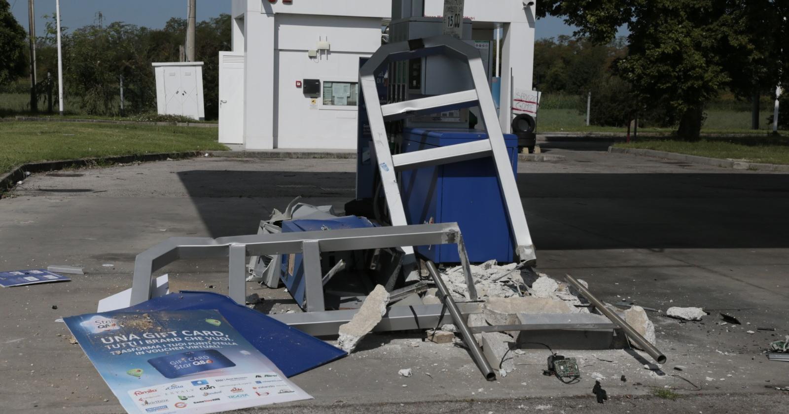 La banda della ruspa ha colpito ancora: distrutto un altro distributore