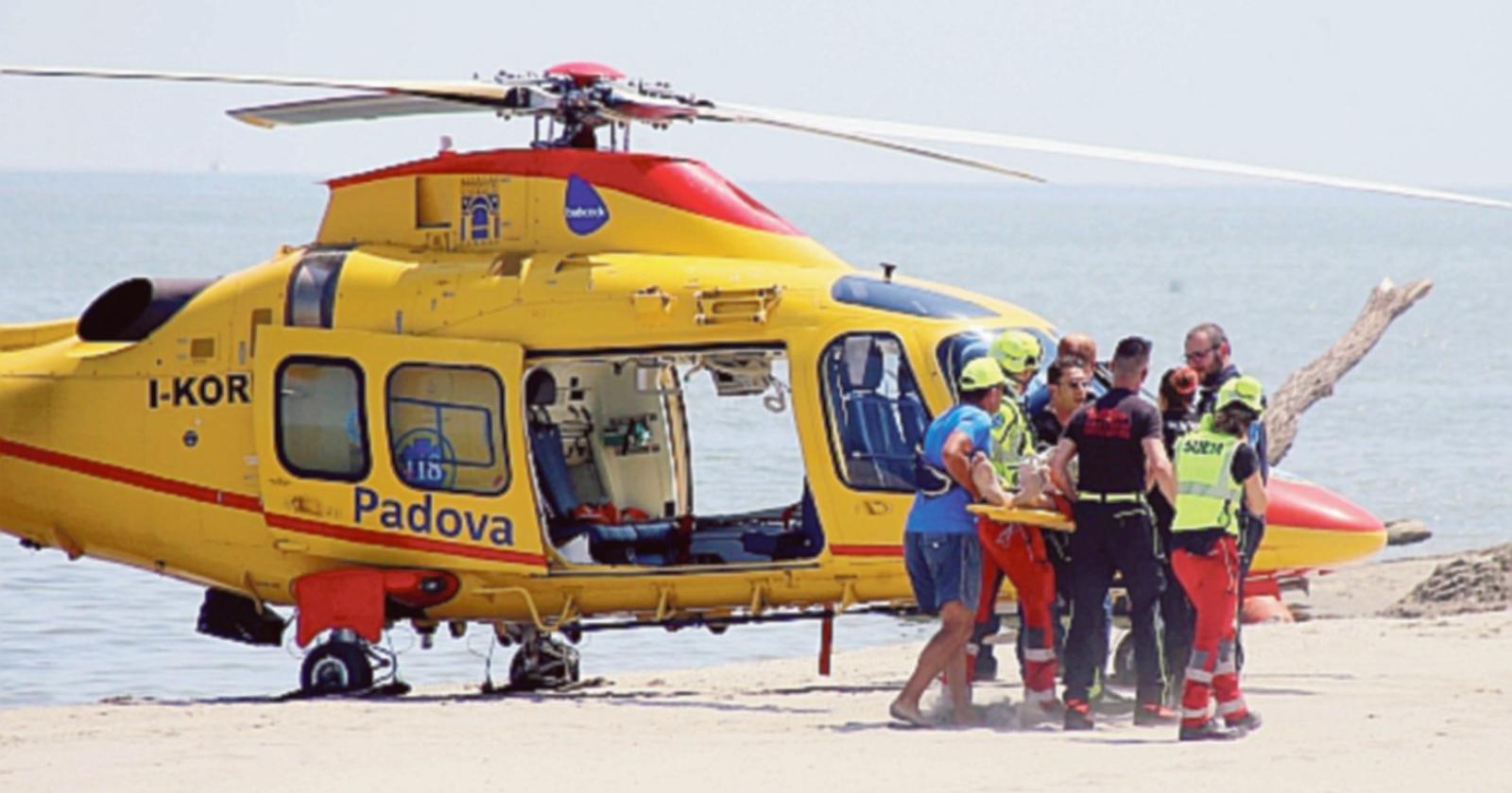 Malore in acqua, muore a riva dopo i soccorsi