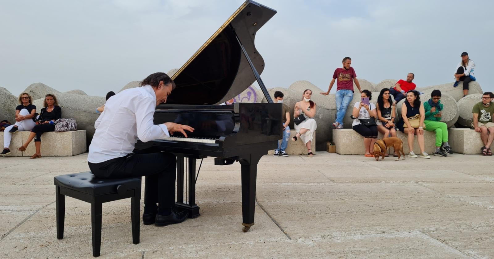 Torna Il Pianista fuori posto per un emozionante concerto all’alba
