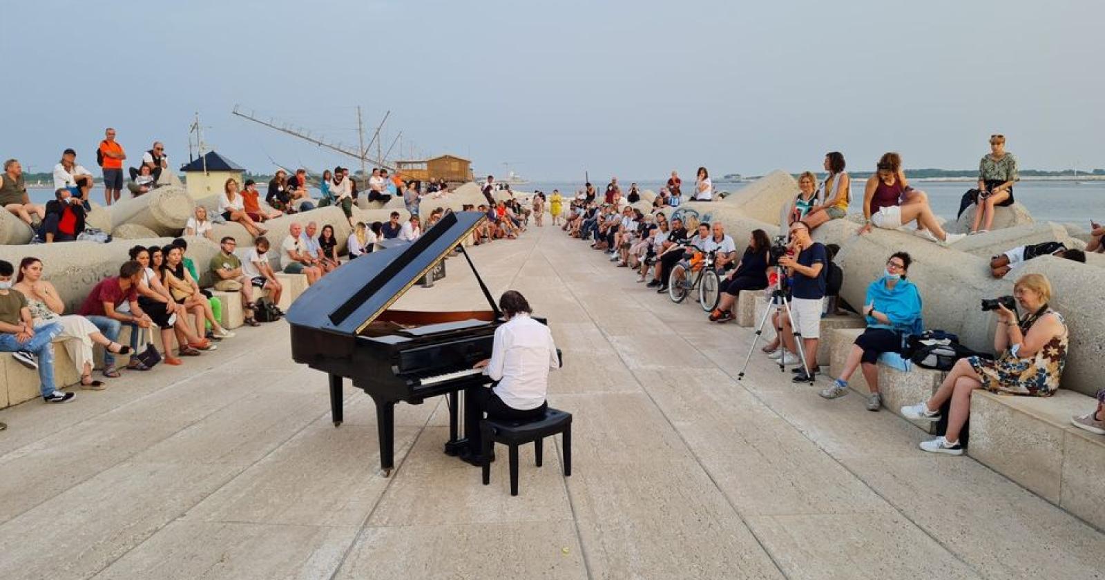 Domani il pianista fuori posto torna in Diga