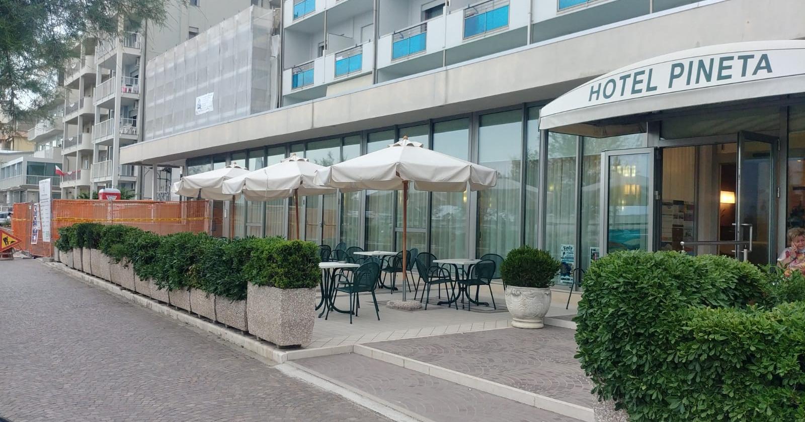 chioggia sottomarina hotel Pineta: un cantiere sul lungomare Adriatico fa scappare i turisti   